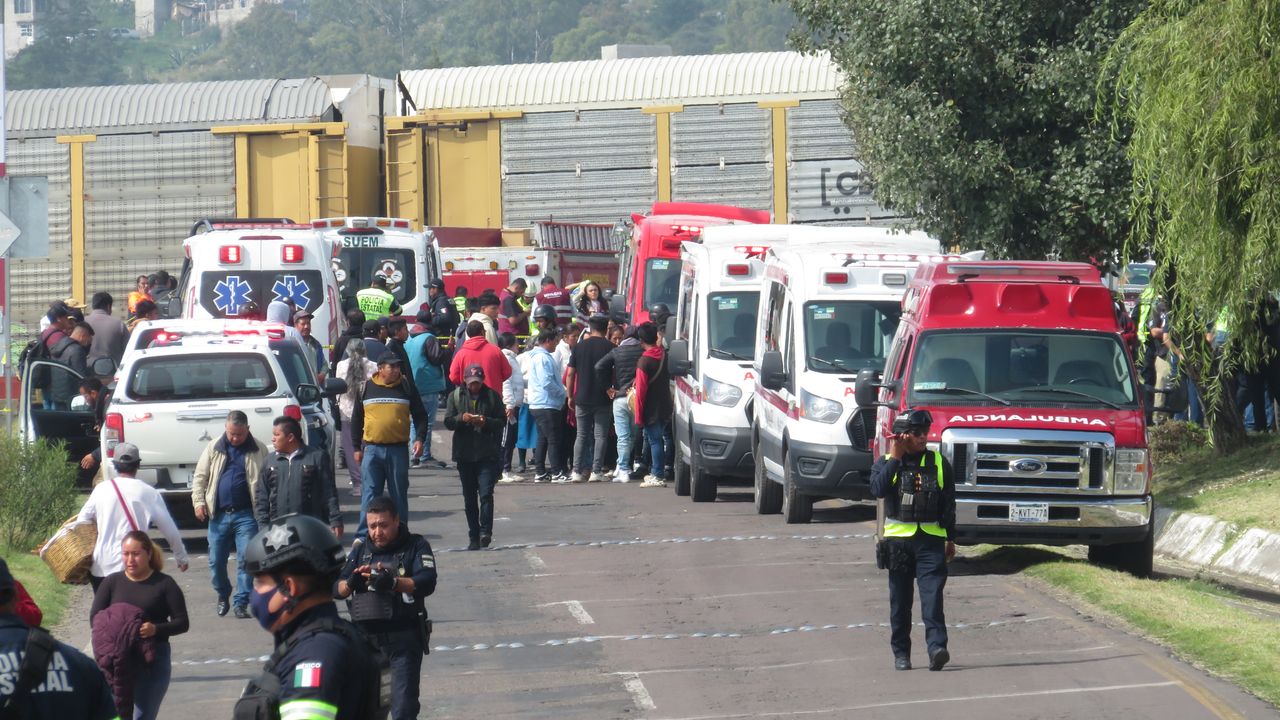 Meksika’da tren-otobüs kazası: 10 ölü, 61 yaralı