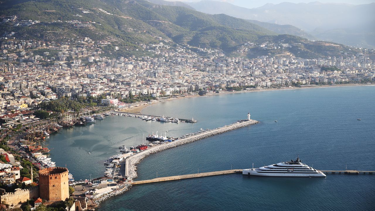 Alanya’ya lüks gemi Emerald Azzurra 91 turist getirdi