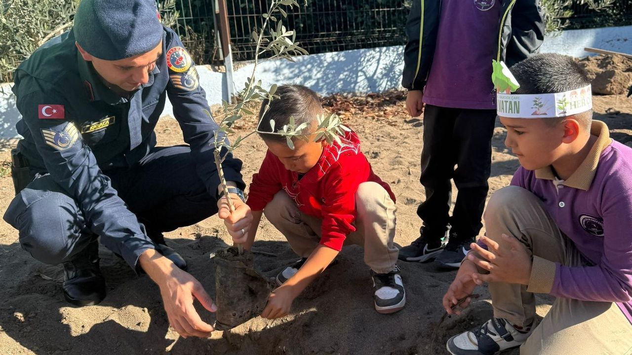 Kumluca’da öğrencilerden anlamlı fidan dikim etkinliği
