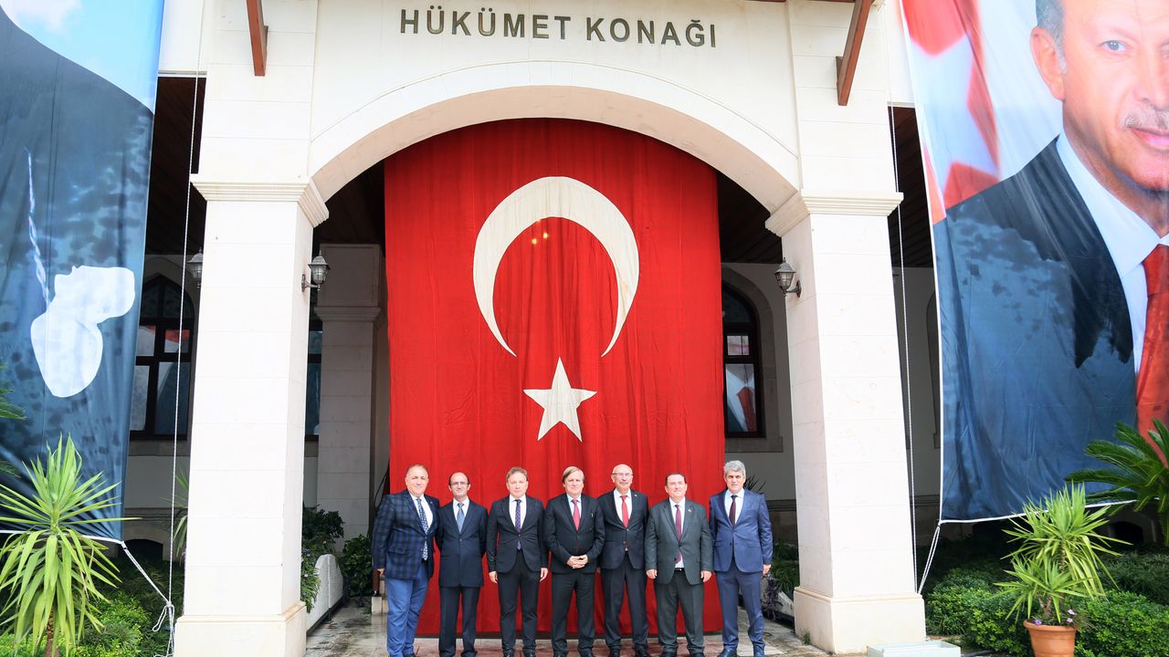 Antalya Valiliği Cumhuriyet'i asırlık bayrakla kutladı