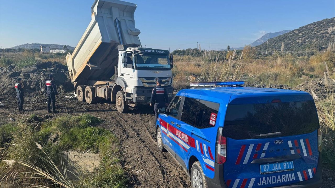 Kaş’ta akarsu yatağından izinsiz kum alımına müdahale