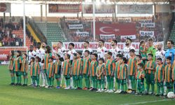 Alanyaspor İle Galatasaray, Depremzedeler İçin Sahaya Çıktı