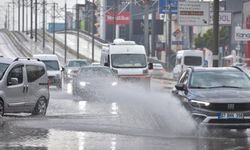 Antalya'da Yağmur Sürücülere Zor Anlar Yaşattı