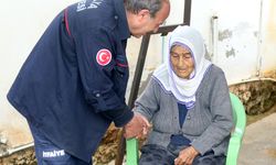 Evinde Yangın Çıkan 88 Yaşındaki Kadını, İtfaiye Erleri Teselli Etti