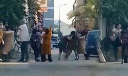 Kadınlar, aralarına aldıkları hemcinsini tekme tokat dövdü