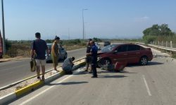 Serik’te refüje çarpan otomobil kazaya yol açtı