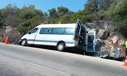 Antalya Demre’de tur minibüsü kayalıklara çarptı: 17 yaralı