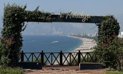 Antalya’da yüksek nem ve sıcaklık sahilleri doldurdu