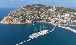 Dev yolcu yelkenlisi ‘Club Med 2’ Alanya’ya geldi