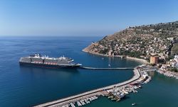 Hollanda bayraklı kruvaziyer Alanya'da