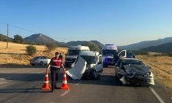 Isparta’da iki otomobil çarpıştı: 1 ölü, 9 yaralı
