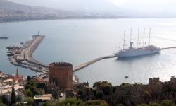 Yelkenli yolcu gemisi Club Med 2 Alanya’ya geldi