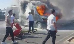 Antalya Havalimanı otoparkında park halindeki minibüs yandı