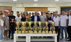 Başkan Kocagöz, kick boks sporcularını makamında ağırladı