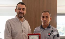 Manavgat’ta hayat kurtaran güvenlik görevlisine plaket