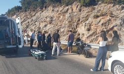 Kaş’ta motosiklet bariyere çarptı: 2 yaralı