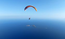 Bedensel engelli turist Antalya’da yamaç paraşütü yaptı