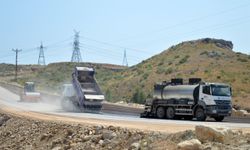 Manavgat’ta grup yollarında asfalt çalışmaları sürüyor