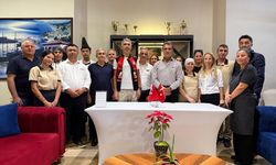 Antalyalı turizmci sigarayı bırakan personele ödül veriyor