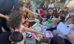 Kumluca’da miniklerden özel kardeşlerine oyuncak hediyesi