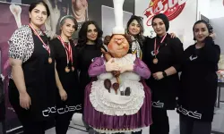 Sara Yousefi, Antalya’da 150 kiloluk şeker heykeli yaptı