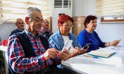 Antalya’da 60 yaş üstüne akıllı telefon eğitimi