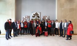 Deaflympics şampiyonları Antalya’da çiçeklerle karşılandı