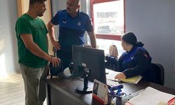 Serik Zabıtası, caddeye düşen çantayı sahibine teslim etti