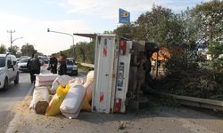 Serik’te saman yüklü kamyonet devrildi, sürücüye ceza kesildi