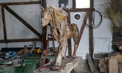 Antalyalı sanatçıdan aslan Zeus’a duygusal heykel