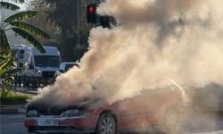 Alanya’da seyir halindeki otomobilde yangın çıktı