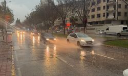 Antalya’da sağanak ve fırtına hayatı felç etti