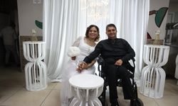 Engelleri aştılar, imece usulü düğünle evlendiler