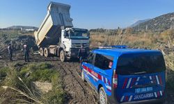 Kaş’ta akarsu yatağından izinsiz kum alımına müdahale