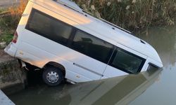 Serik’te kontrolden çıkan minibüs kanala düştü