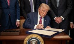 Trump, Suriye yaptırımlarını kaldıran 901 milyar dolarlık savunma bütçesini imzaladı