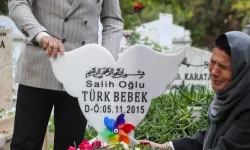 Doğuma 1 gün kala bebeklerini kaybeden gazi ile eşi, tazminat kararı çıkınca mezar taşına sarılarak ağladı