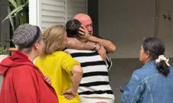 Evleri yanan baba ile kızı, sarılarak birbirini teskin etti