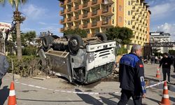 Alanya’da çöp kamyonu ile kamyon çarpıştı: 3 kişi yaralandı