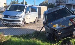 Antalya’da otomobil ile minibüs çarpıştı: 1 yaralı