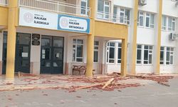 Kaş’ta fırtına etkili oldu: Ağaçlar devrildi, çatı zarar gördü