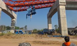 Tayland’da tren faciası: Vinç düştü, 22 ölü