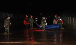 Antalya’da sağanak: Seralar sular altında kaldı