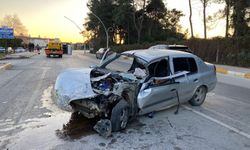 Serik’te midibüs ile otomobil çarpıştı: 3 kişi yaralandı