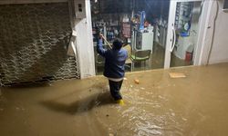 Serik’te sağanak yağış iş yerlerini su bastı