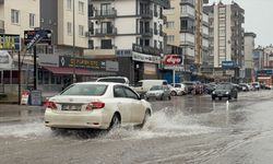 Antalya’da sağanak ve rüzgar hayatı olumsuz etkiledi