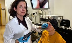 Antalya’da kız doktor annesini ses teli felcinden kurtardı