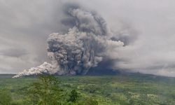 Endonezya’da Semeru Yanardağı 5 kez patladı