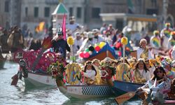 Venedik Karnavalı Büyük Kanal’daki geçit töreniyle başladı