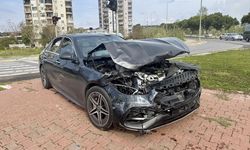 Antalya’da zincirleme kazada minibüs devrildi: 3 yaralı